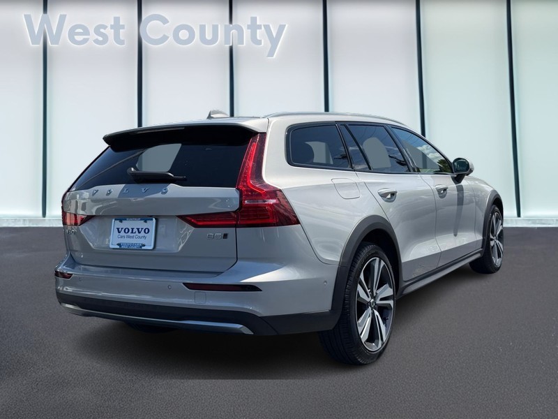 Volvo V60 Cross Country Vehicle Full-screen Gallery Image 03