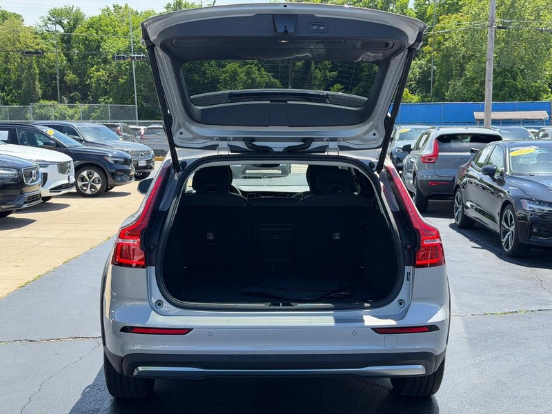 Volvo V60 Cross Country Vehicle Full-screen Gallery Image 04