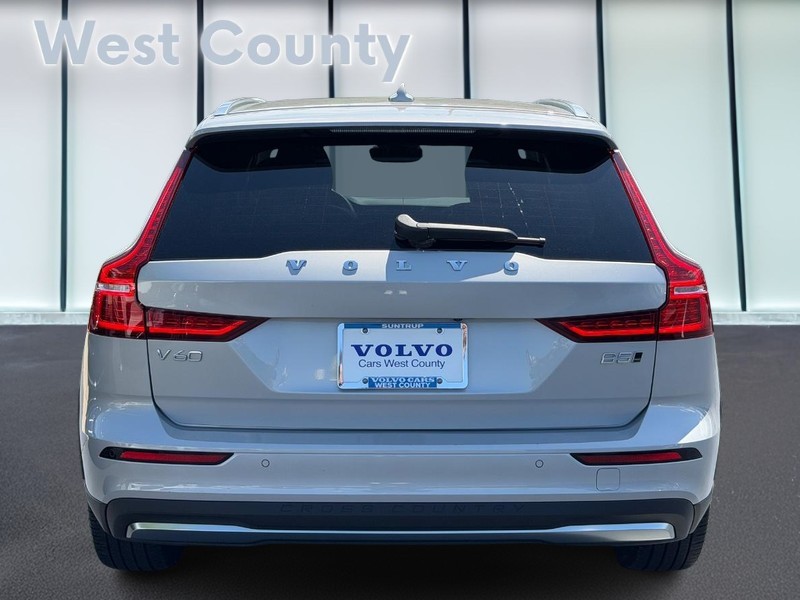 Volvo V60 Cross Country Vehicle Full-screen Gallery Image 05
