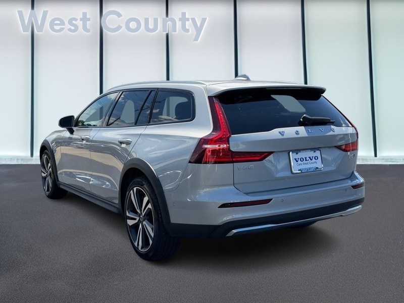 Volvo V60 Cross Country Vehicle Full-screen Gallery Image 06