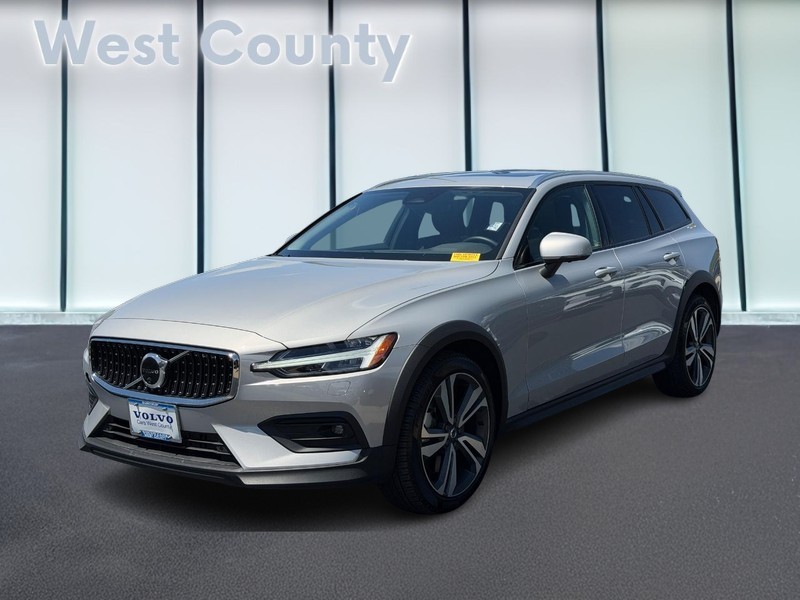 Volvo V60 Cross Country Vehicle Full-screen Gallery Image 07