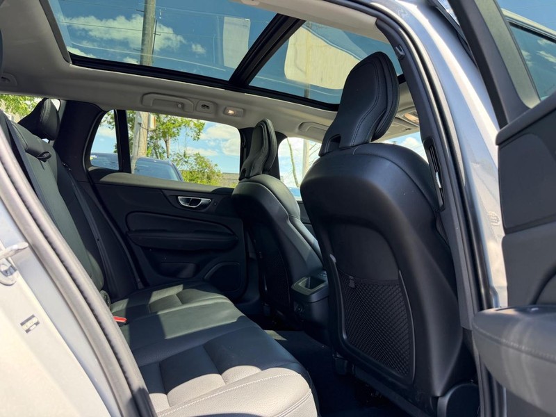 Volvo V60 Cross Country Vehicle Full-screen Gallery Image 08