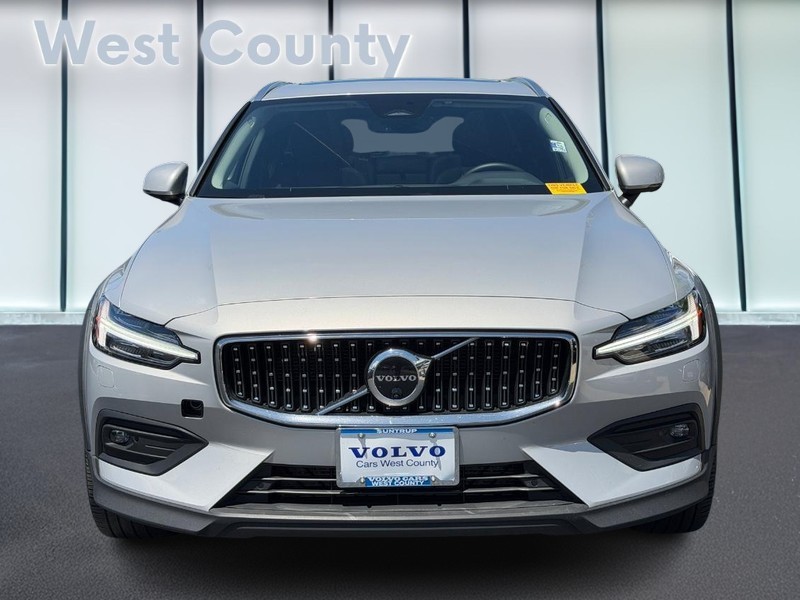 Volvo V60 Cross Country Vehicle Full-screen Gallery Image 09