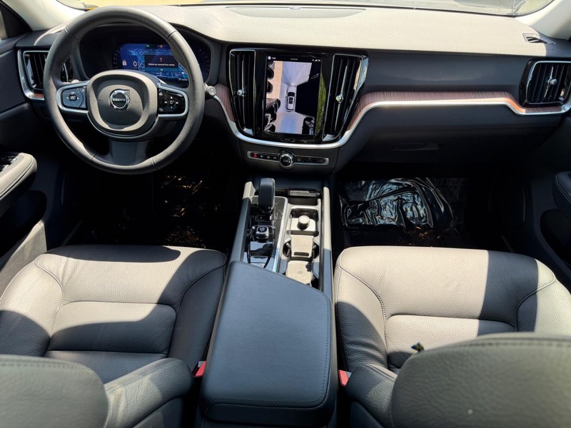 Volvo V60 Cross Country Vehicle Full-screen Gallery Image 10