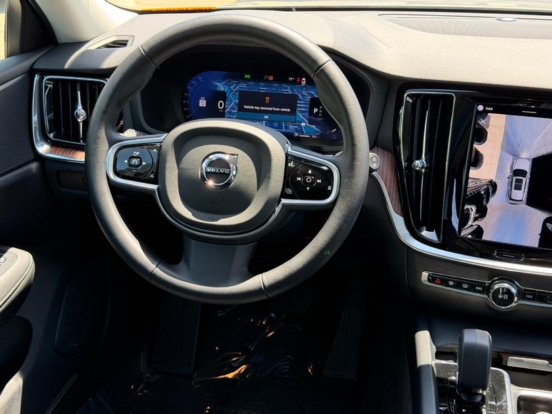 Volvo V60 Cross Country Vehicle Full-screen Gallery Image 11