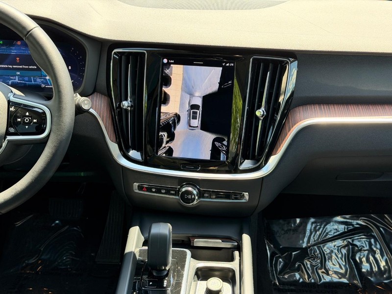Volvo V60 Cross Country Vehicle Full-screen Gallery Image 12