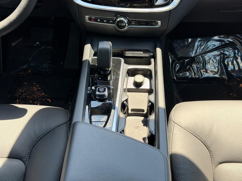 Volvo V60 Cross Country Vehicle Full-screen Gallery Image 13