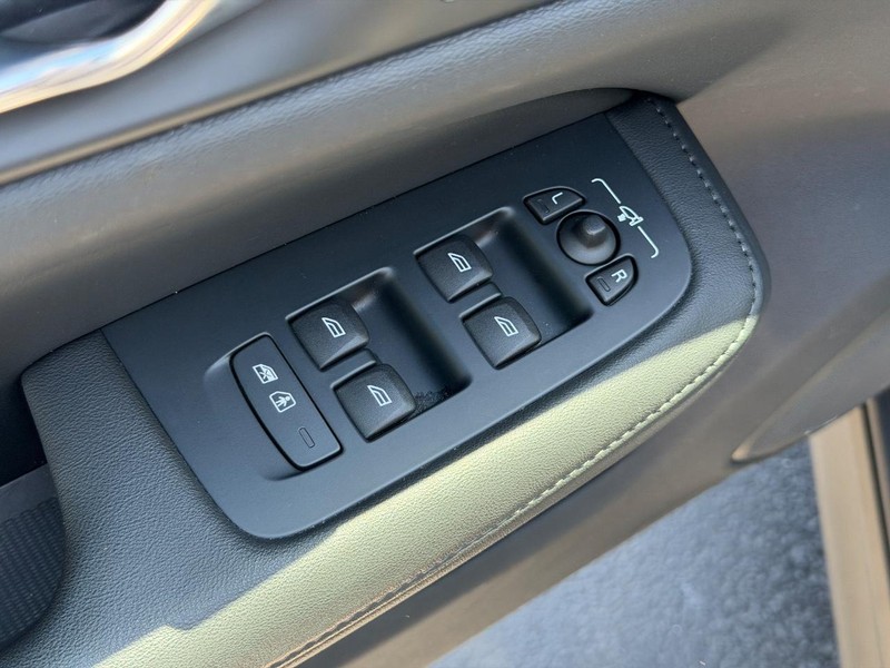Volvo V60 Cross Country Vehicle Full-screen Gallery Image 14