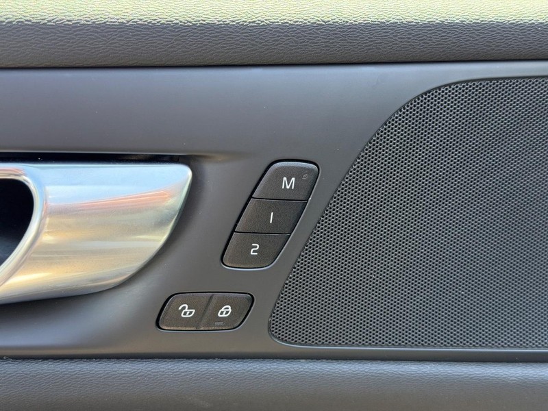 Volvo V60 Cross Country Vehicle Full-screen Gallery Image 15