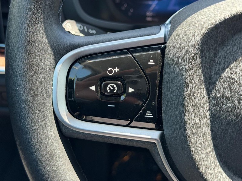Volvo V60 Cross Country Vehicle Full-screen Gallery Image 16