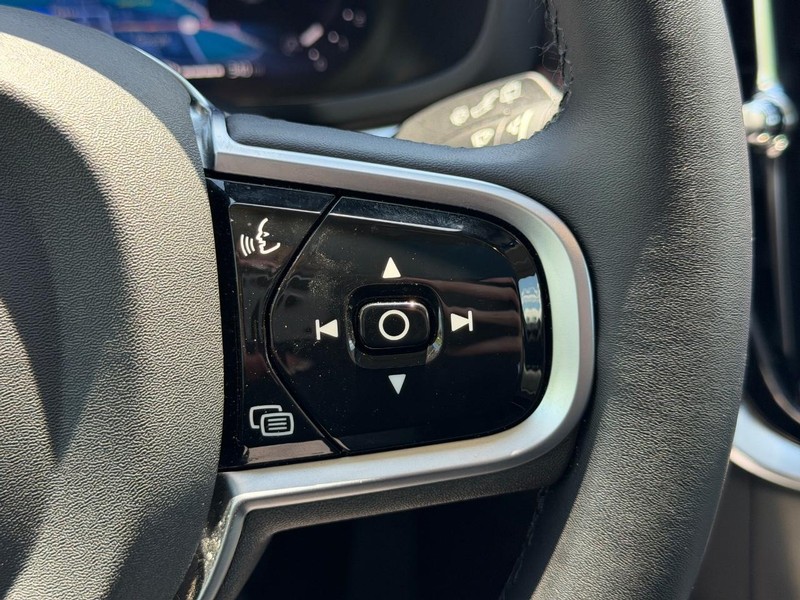 Volvo V60 Cross Country Vehicle Full-screen Gallery Image 17