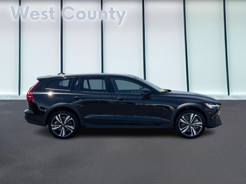 Volvo V60 Cross Country Vehicle Full-screen Gallery Image 02