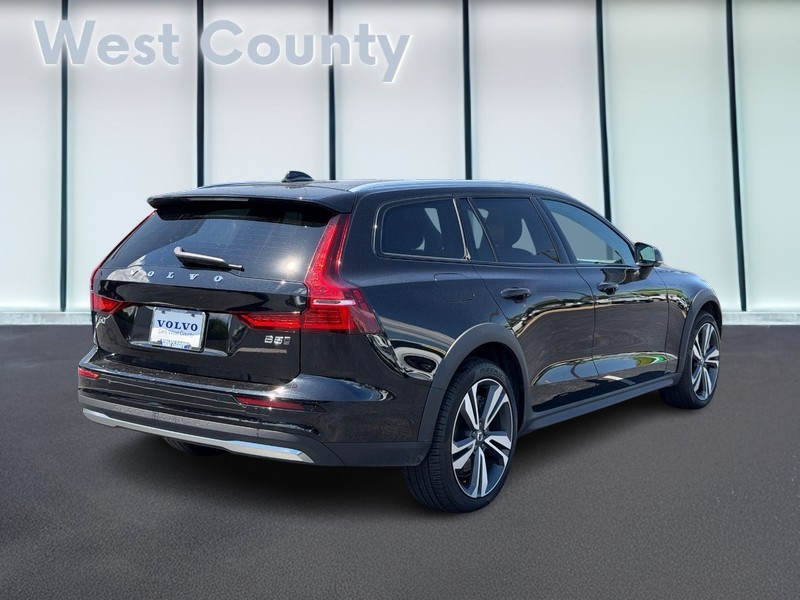 Volvo V60 Cross Country Vehicle Full-screen Gallery Image 03