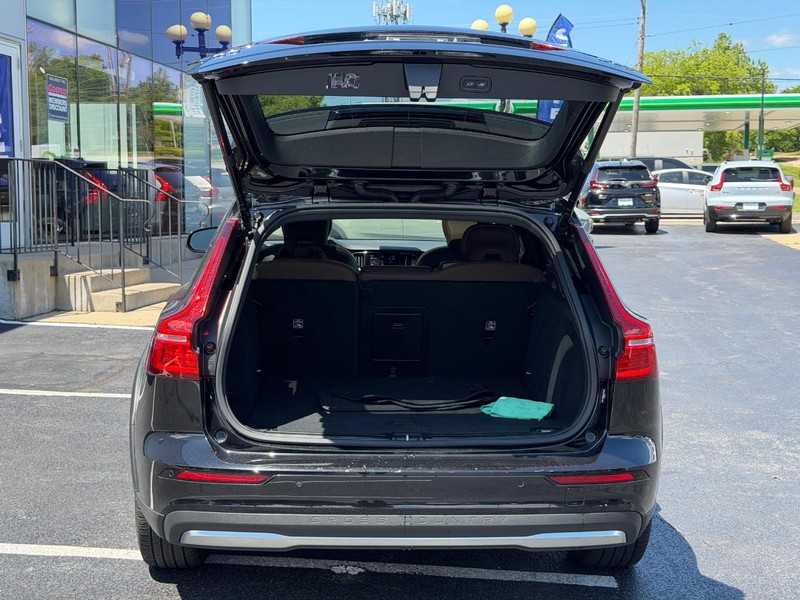 Volvo V60 Cross Country Vehicle Full-screen Gallery Image 04