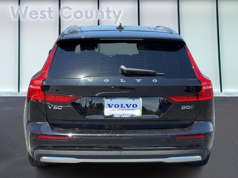 Volvo V60 Cross Country Vehicle Full-screen Gallery Image 05
