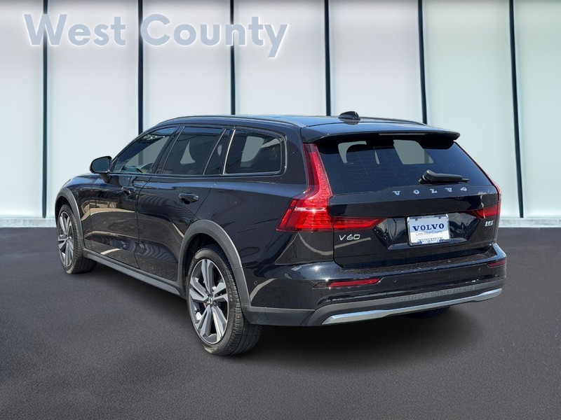 Volvo V60 Cross Country Vehicle Full-screen Gallery Image 06