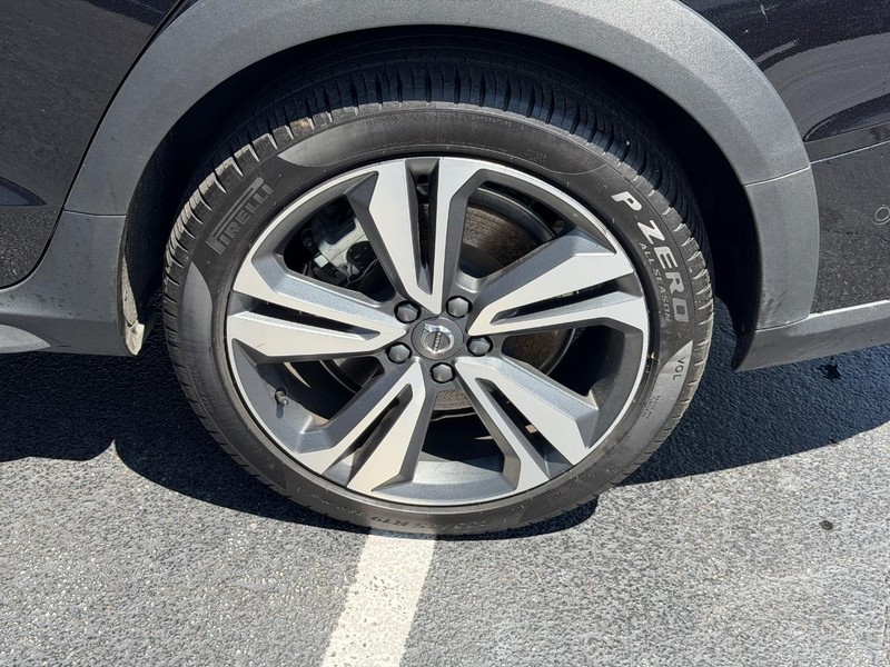 Volvo V60 Cross Country Vehicle Full-screen Gallery Image 07