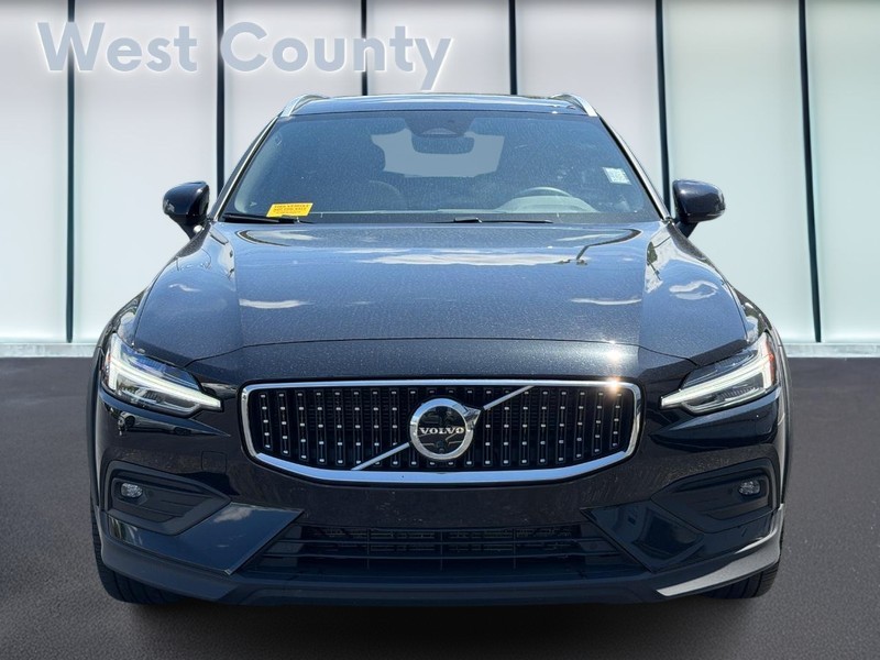 Volvo V60 Cross Country Vehicle Full-screen Gallery Image 09