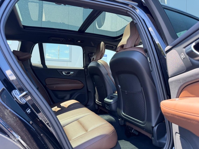 Volvo V60 Cross Country Vehicle Full-screen Gallery Image 10