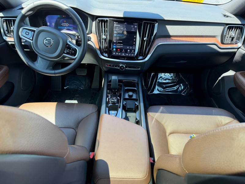 Volvo V60 Cross Country Vehicle Full-screen Gallery Image 11