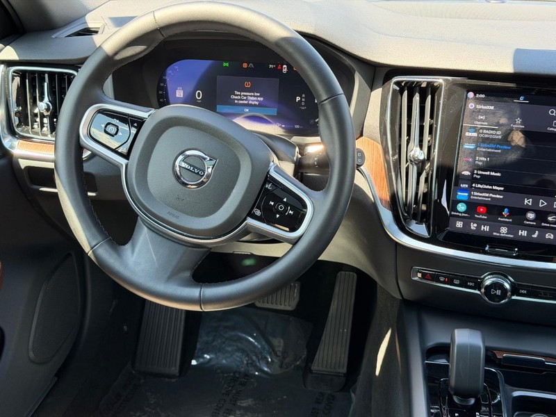 Volvo V60 Cross Country Vehicle Full-screen Gallery Image 12