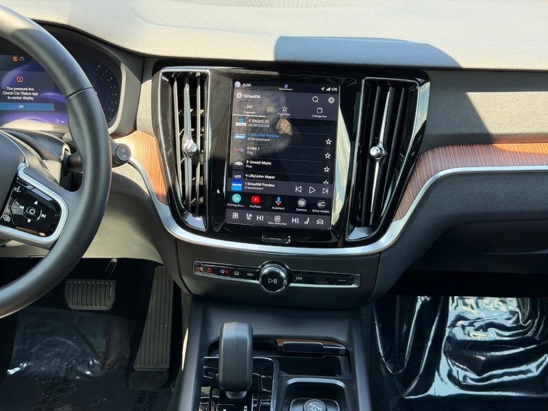 Volvo V60 Cross Country Vehicle Full-screen Gallery Image 13