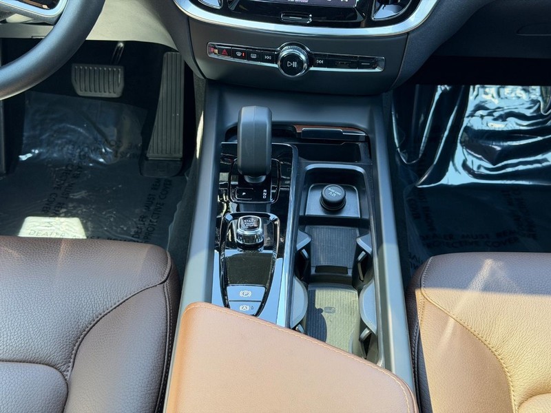 Volvo V60 Cross Country Vehicle Full-screen Gallery Image 14