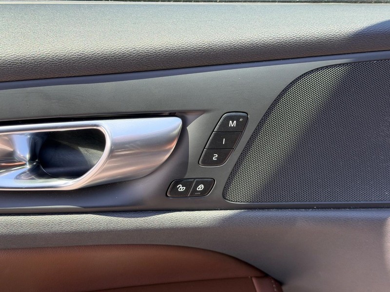 Volvo V60 Cross Country Vehicle Full-screen Gallery Image 15