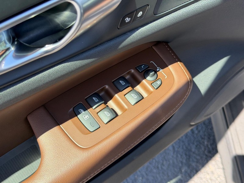 Volvo V60 Cross Country Vehicle Full-screen Gallery Image 16