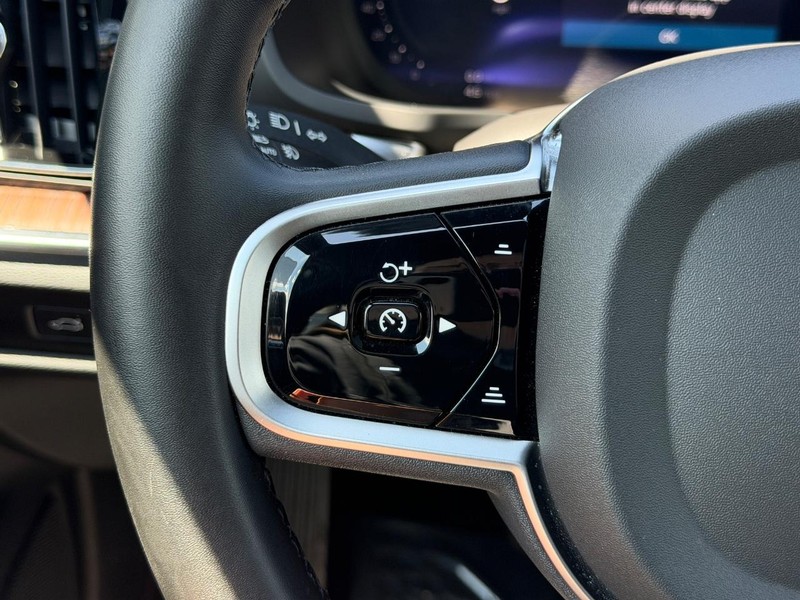 Volvo V60 Cross Country Vehicle Full-screen Gallery Image 17