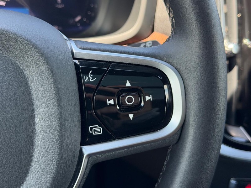 Volvo V60 Cross Country Vehicle Full-screen Gallery Image 18