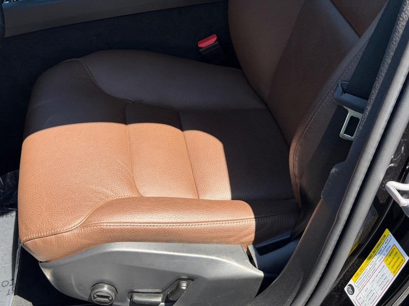 Volvo V60 Cross Country Vehicle Full-screen Gallery Image 23