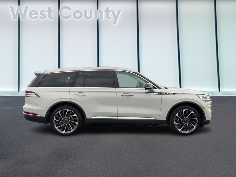 Lincoln Aviator Vehicle Full-screen Gallery Image 02