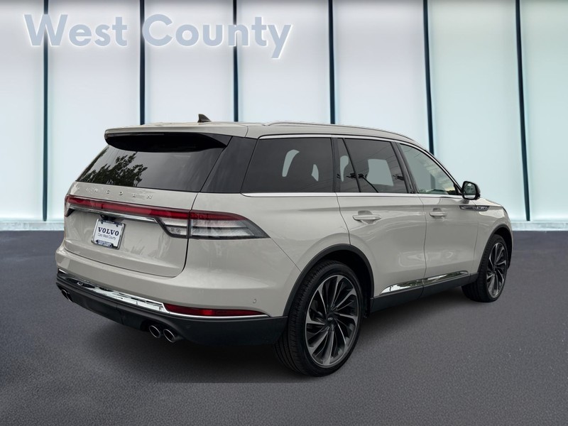 Lincoln Aviator Vehicle Full-screen Gallery Image 03