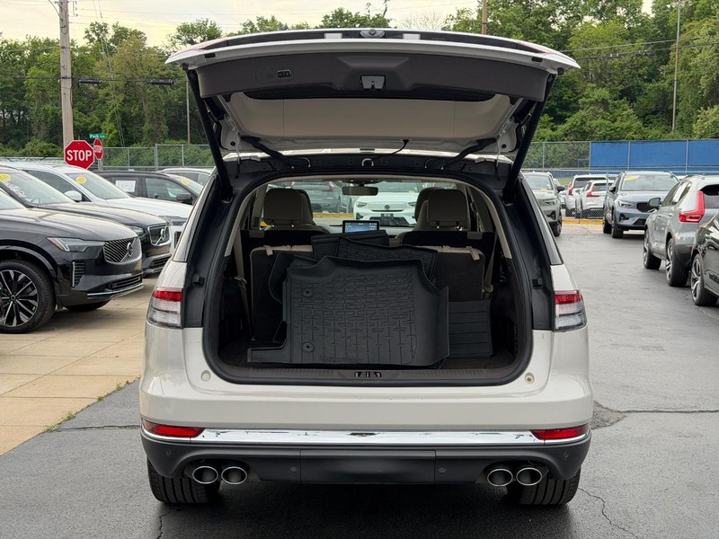 Lincoln Aviator Vehicle Full-screen Gallery Image 04