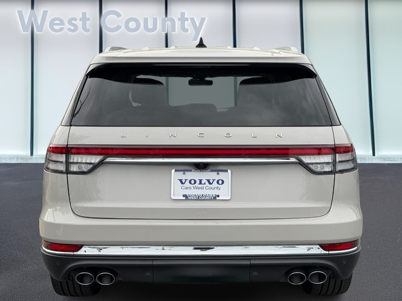 Lincoln Aviator Vehicle Full-screen Gallery Image 05