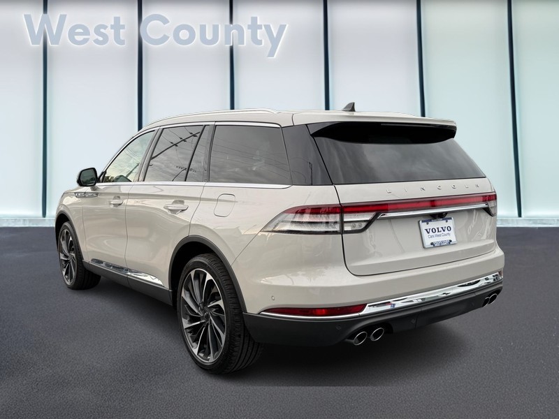 Lincoln Aviator Vehicle Full-screen Gallery Image 06