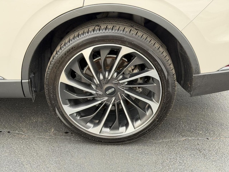 Lincoln Aviator Vehicle Full-screen Gallery Image 07