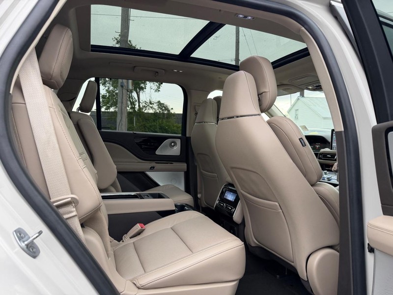 Lincoln Aviator Vehicle Full-screen Gallery Image 10
