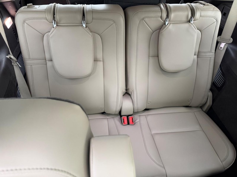 Lincoln Aviator Vehicle Full-screen Gallery Image 11