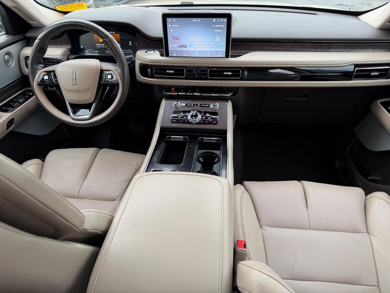Lincoln Aviator Vehicle Full-screen Gallery Image 12
