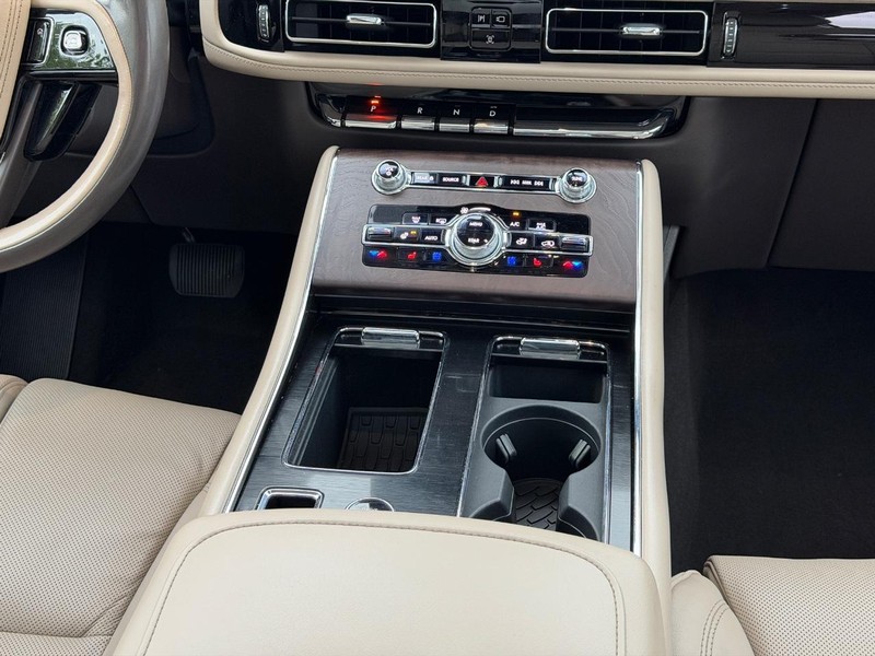 Lincoln Aviator Vehicle Full-screen Gallery Image 15