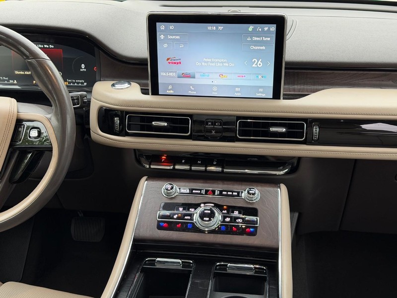 Lincoln Aviator Vehicle Full-screen Gallery Image 16