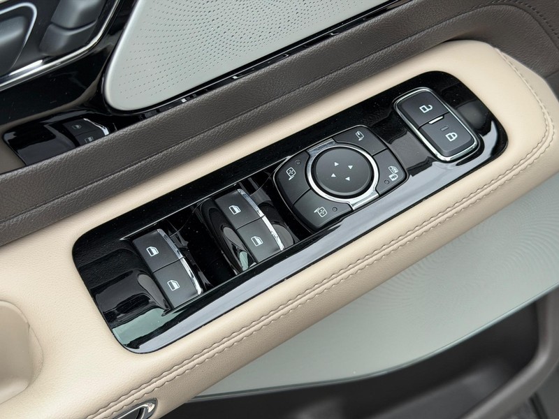 Lincoln Aviator Vehicle Full-screen Gallery Image 18