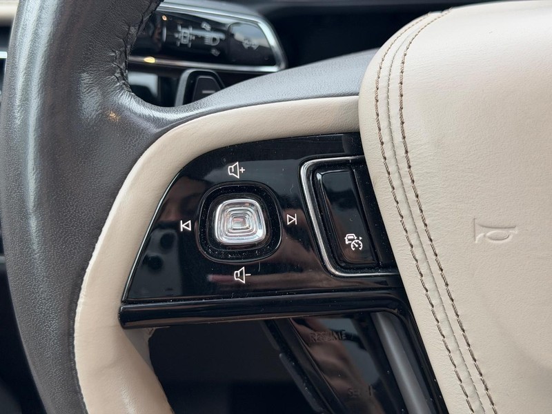 Lincoln Aviator Vehicle Full-screen Gallery Image 22