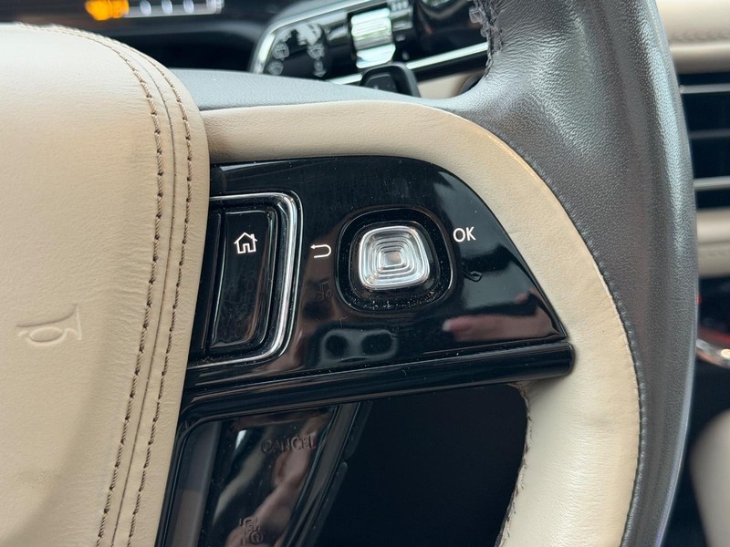 Lincoln Aviator Vehicle Full-screen Gallery Image 23