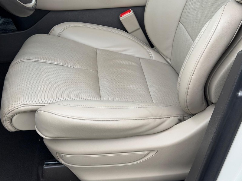 Lincoln Aviator Vehicle Full-screen Gallery Image 26