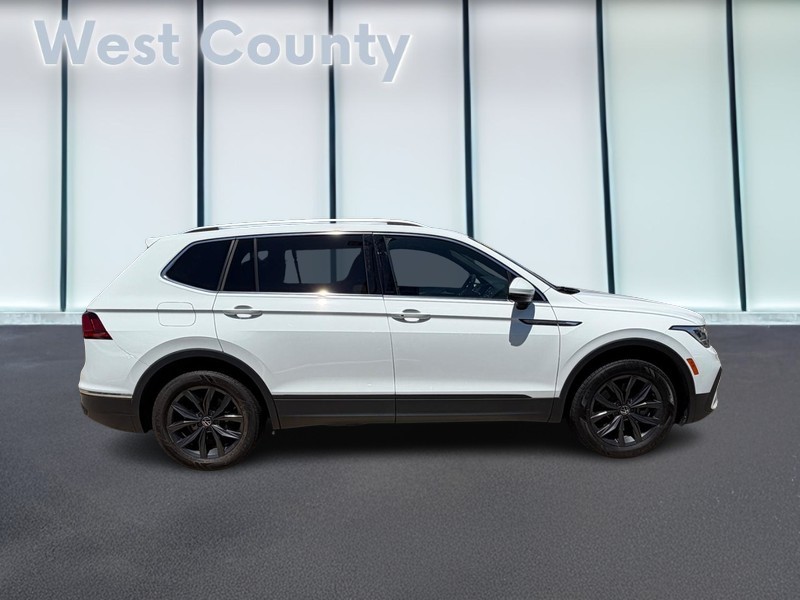 Volkswagen Tiguan Vehicle Full-screen Gallery Image 02