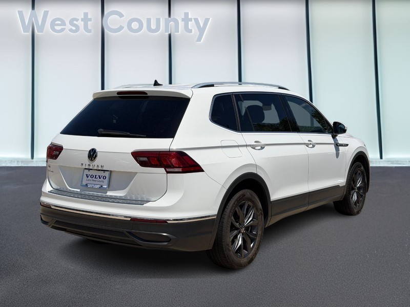 Volkswagen Tiguan Vehicle Full-screen Gallery Image 03