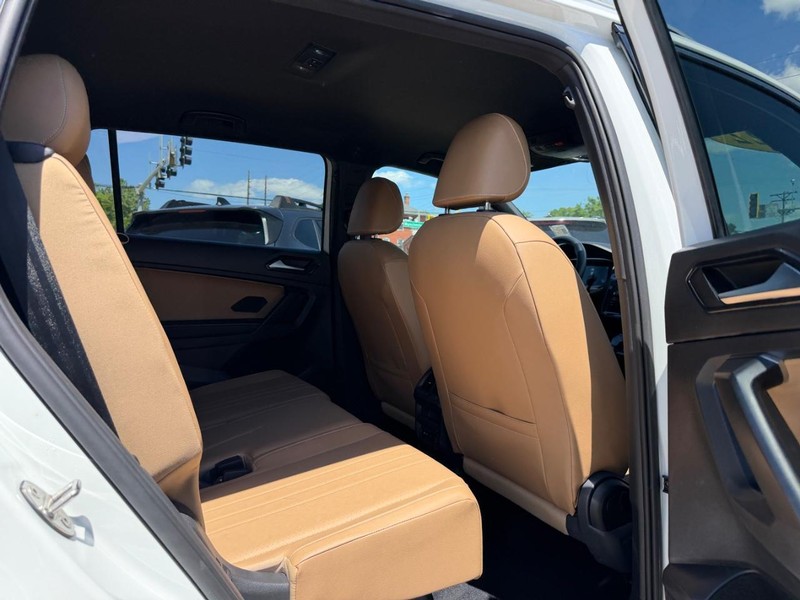 Volkswagen Tiguan Vehicle Full-screen Gallery Image 10